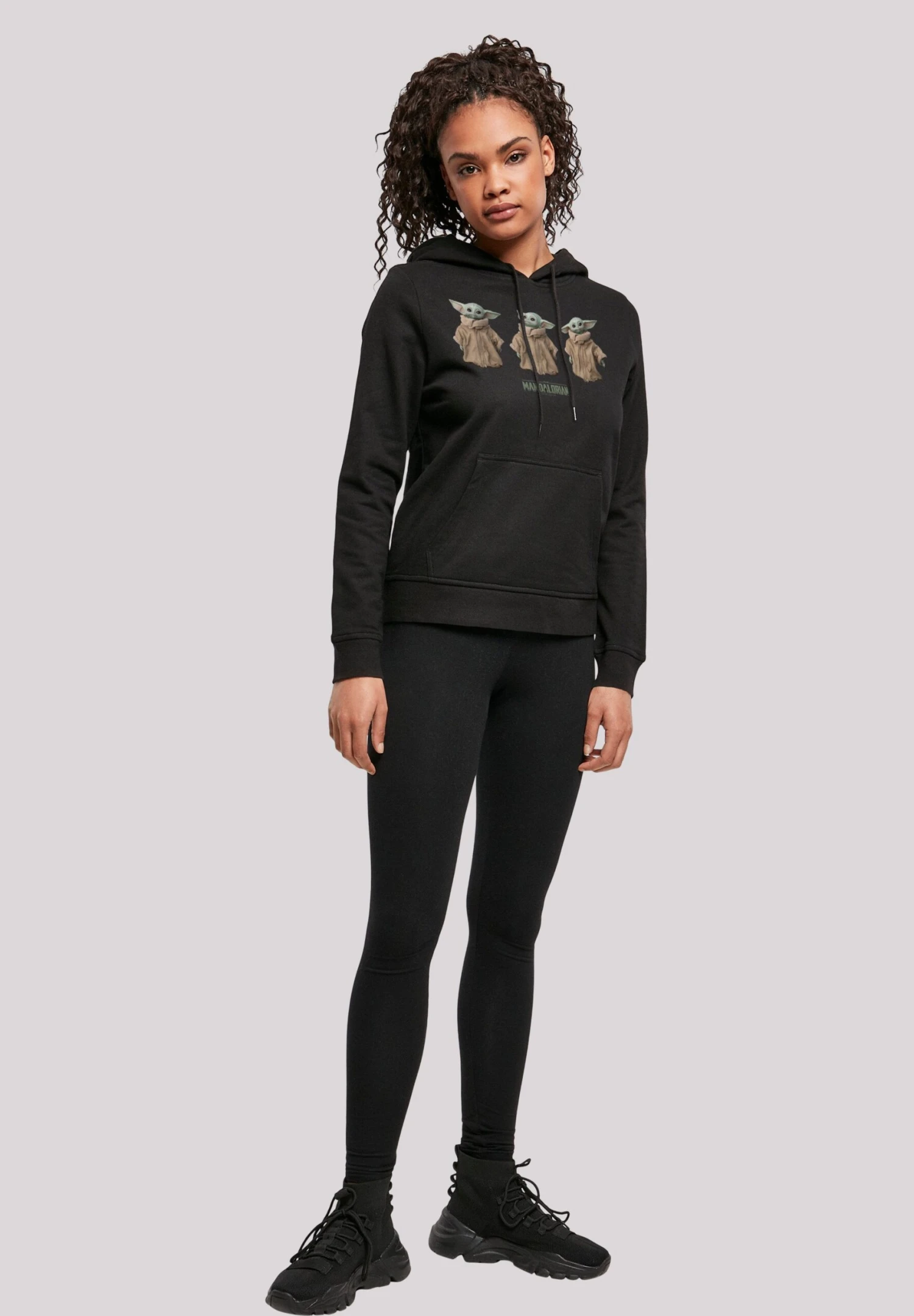 F4NT4STIC Star Wars The Mandalorian The Child Poses - Hoodie - Black 4 F4NT4STIC Star Wars The Mandalorian The Child Poses - Hoodie - Black - Afbeelding 2