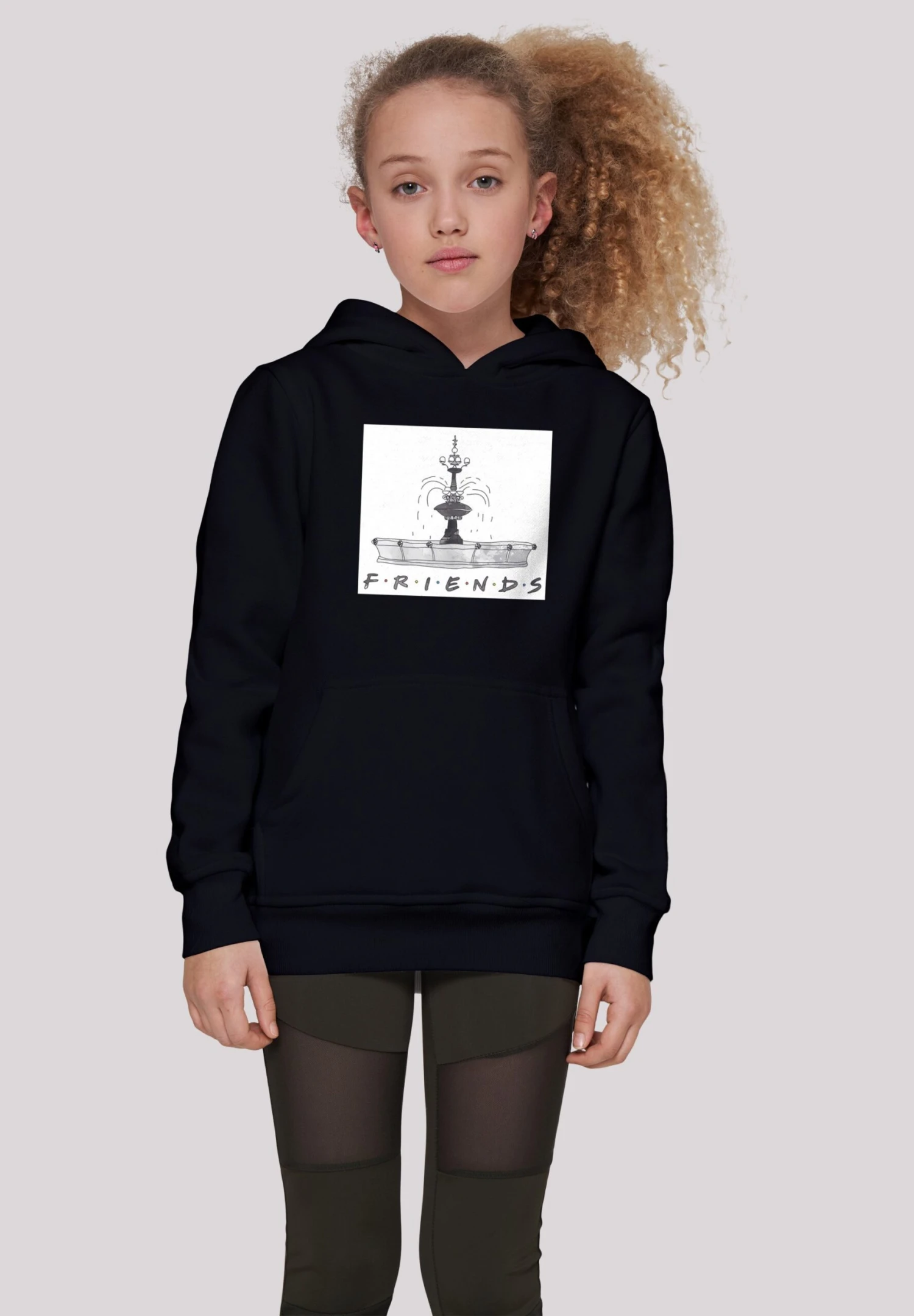 F4NT4STIC Friends Tv Serie Fountain Sketch - Hoodie - Black 4 F4NT4STIC Friends Tv Serie Fountain Sketch - Hoodie - Black - Afbeelding 2